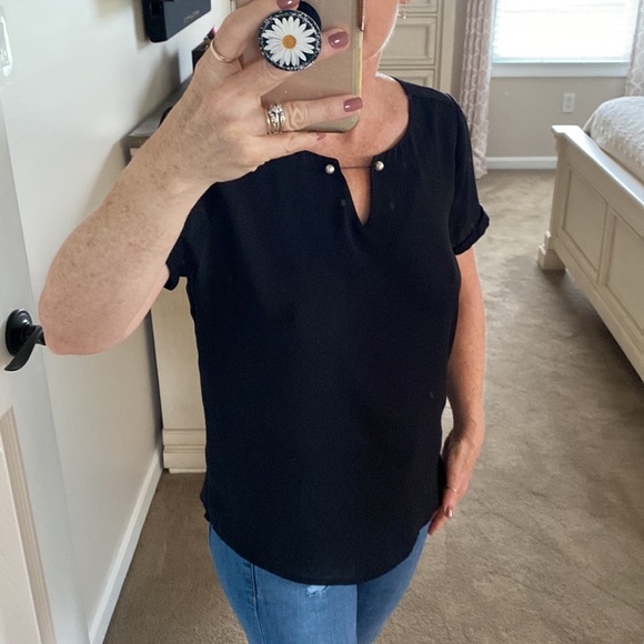 Apt 9 pullover short sleeved blouse with pearl clasp as the neckline - Picture 2 of 8